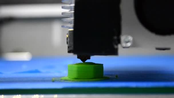 Impressora 3D imprime forma verde de camadas de plástico — Vídeo de Stock