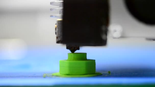 3D принтер друкує зелену форму пластикових шарів — стокове відео