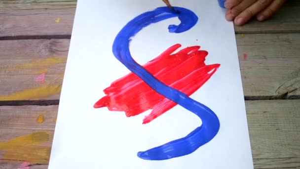 Creatie van penseel en verf het beeld van abstracte penseelstreken op witte giek — Stockvideo