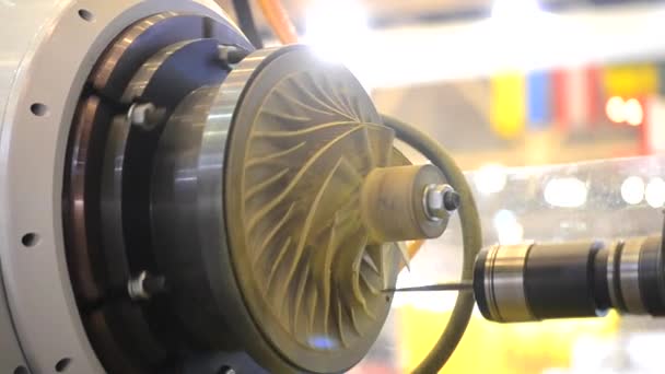 Pięcioosiowa maszyna do obróbki podstawowych części z wysokimi prędkościami podczas frezowania — Wideo stockowe
