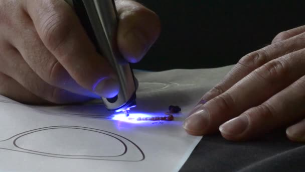Desenho 3d caneta desenha com endurecimento fotopolímero close-up — Vídeo de Stock