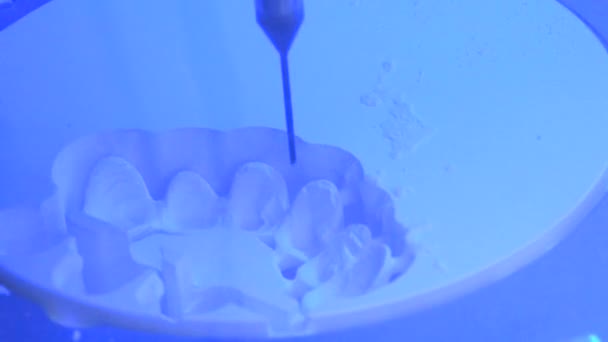Стоматологический фрезерный станок, вырезающий форму человеческих зубов — стоковое видео