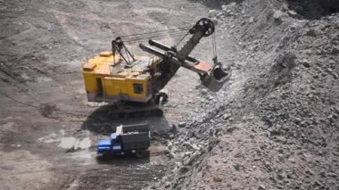 4 atış farklı çalışma süreçleri ve granit ocağındaki makineler