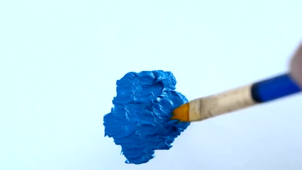 Pincel untar pintura al óleo sobre una superficie blanca — Vídeo de stock