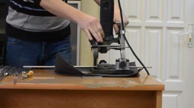 İnsan metali keser ve kıvılcım saçar