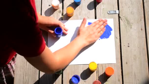 HD 1080 Pinturas de dedo de menina em papel branco — Vídeo de Stock