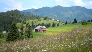 Günün dağlarında ahşap bir ev