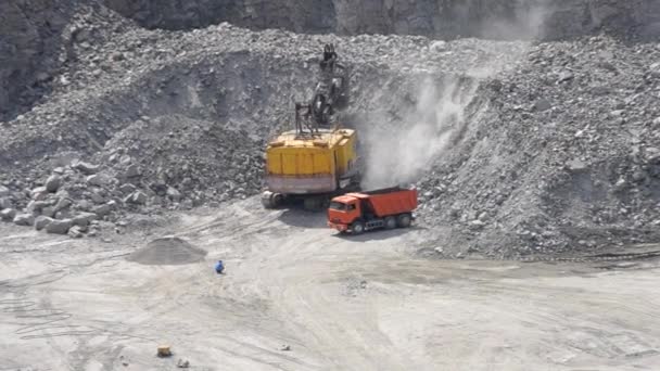 大型挖掘机和卡车以及一个人花岗岩采石场 — 图库视频影像