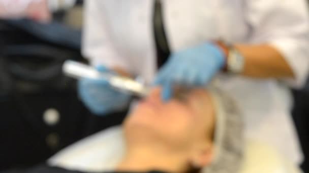 Suddig bakgrund nål mesoterapi ansikte — Stockvideo