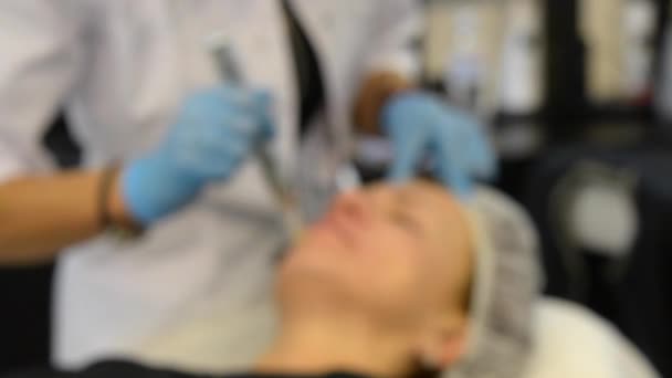 Suddig bakgrund nål mesoterapi ansikte — Stockvideo