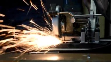 İnsan metali keser ve kıvılcım saçar