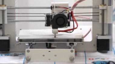 3D yazıcıya iş ve erimiş plastik yakın çekim şeklinde yazdırır.