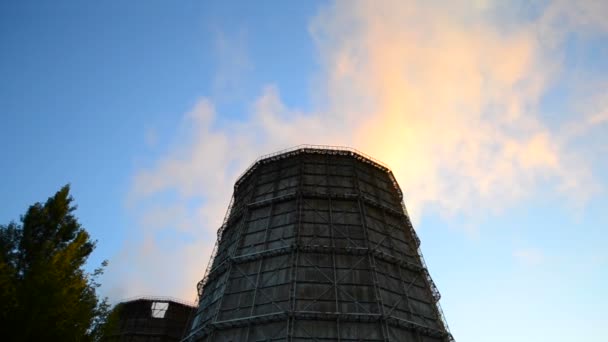 Stor fabriksskorsten med ljus rök morgon — Stockvideo