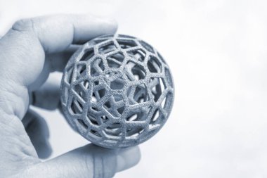 Endüstriyel toz 3D yazıcıya basılı nesne tutan kişi