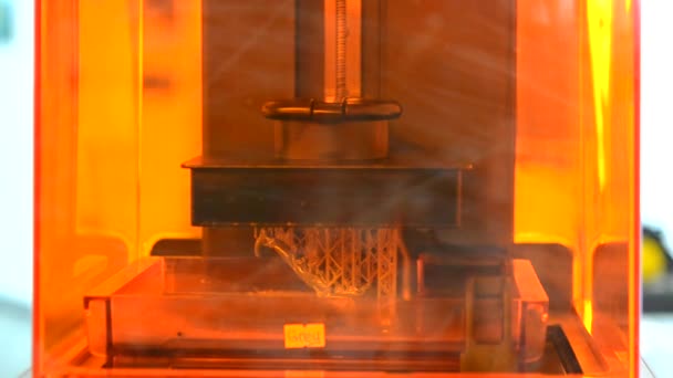 Estereolitografia impressora DPL 3d criar pequenos detalhes e gotejamentos líquidos — Vídeo de Stock