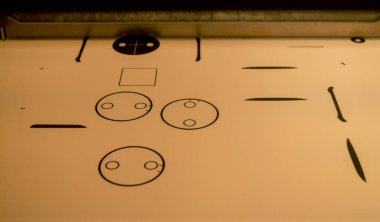 Büyük endüstriyel 3D yazıcıda beyaz poliyamid tozundan modeller oluşturuluyor