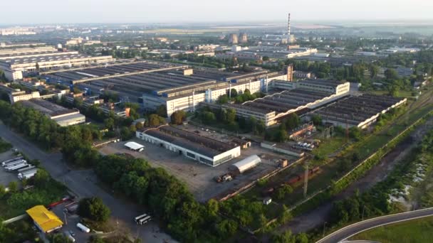 Vue aérienne d'un drone survolant une zone industrielle le matin d'été — Video