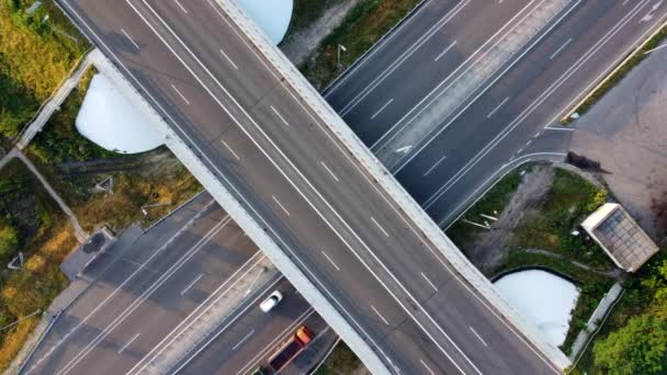 Τα αυτοκίνητα πηγαίνουν κατά μήκος της οδικής γέφυρας ασφάλτου, διασταύρωση. Άνω όψη. — Αρχείο Βίντεο