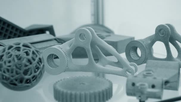 L'oggetto stampato sulla stampante 3D a polvere industriale — Video Stock