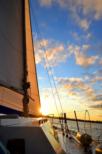 Вітрильний човен на заході сонця — стокове фото