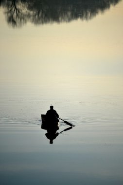 balıkçı Nehri su ayna yansıması ile üzerinde