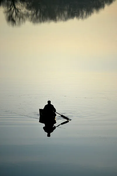 Pescador no rio com um reflexo de espelho de água — Fotografia de Stock