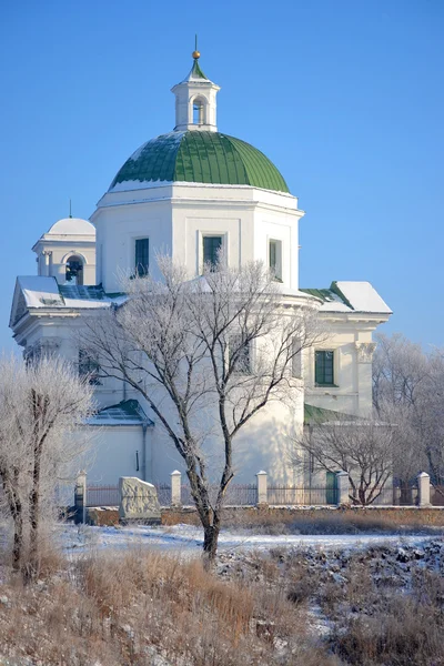 Церковь с белыми стенами и зеленым куполом — стоковое фото