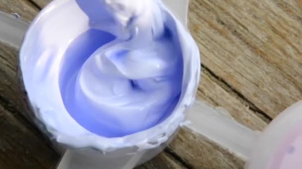 Mezcla de colores de pintura con cepillo blanco tarro — Vídeo de stock