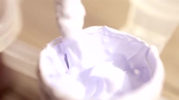 Mezcla de colores de pintura con cepillo blanco tarro — Vídeos de Stock