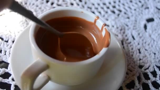 Warme chocolademelk in witte mok close-up — Stockvideo