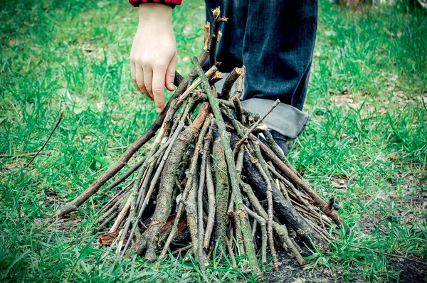 Mano va a encender un fuego — Foto de Stock