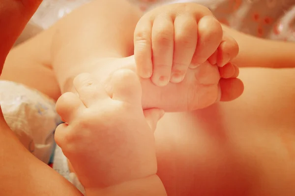 Baby handen en voeten close-up — Stockfoto