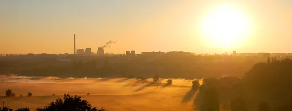 大场和雾，工厂，工厂全景地平线上的日出，日落 — 图库照片