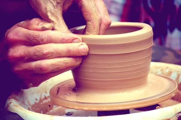 The potter molds a jug on the circle — Stock Photo, Image