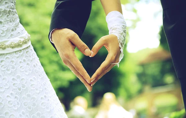 Gelin ve damat eller kalp şeklinde