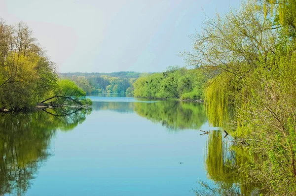 Río tranquilo primavera — Foto de Stock