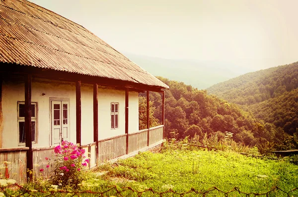 Casa velha nas montanhas — Fotografia de Stock