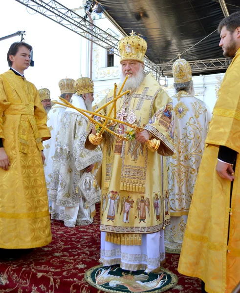 Kiev, Ucrania, la Santa Dormición Kiev-Pechersk Lavra, las celebraciones en honor al aniversario del bautismo rusib - 27 de julio 2013: Patriarca Kirill bendecido en el servicio en honor de la — Foto de Stock