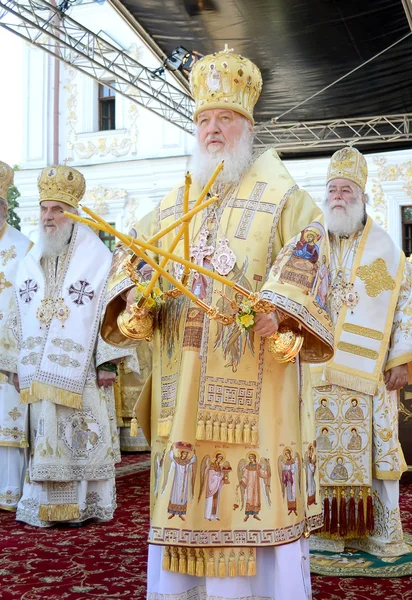 Kiev, Ucrania, la Santa Dormición Kiev-Pechersk Lavra, las celebraciones en honor al aniversario del bautismo rusib - 27 de julio 2013: Patriarca Kirill bendecido en el servicio en honor de la — Foto de Stock