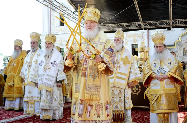 Kiev, Ucrania, la Santa Dormición Kiev-Pechersk Lavra, las celebraciones en honor al aniversario del bautismo rusib - 27 de julio 2013: Patriarca Kirill bendecido en el servicio en honor de la —  Fotos de Stock