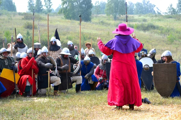 Samara, Russia, the festival of historical reconstruction ancient Russia ages 11-13 - August 16, 2013 - : a man in a dress of the 13th century Catholic priest blesses soldiers — Stock Photo, Image