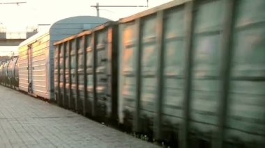 Yük treni, yüksek hızda