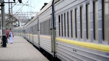 Mavi yolcu treni tren istasyonundan kalkar
