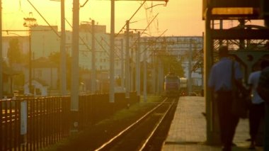 Lokomotif mavi renk ve mavi otomobil tren istasyonunda platform demiryolu istasyonunda ulaşması