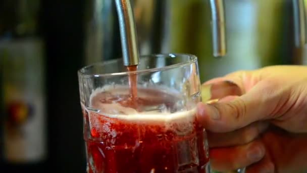 Hombre vierte cerveza en un vaso — Vídeos de Stock