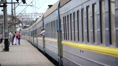 yolcu treni platformu kalkar