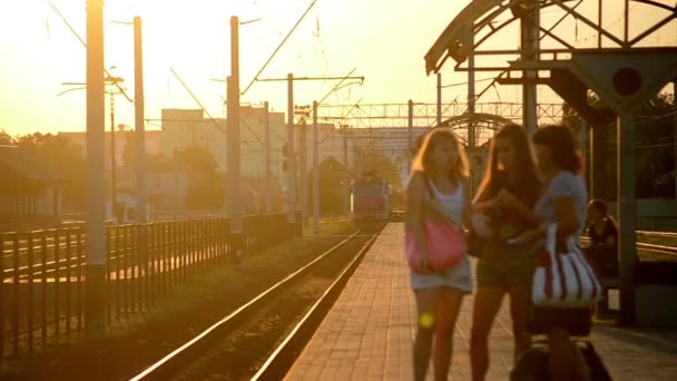 Locomotora de tren azul llega a la estación — Vídeo de stock