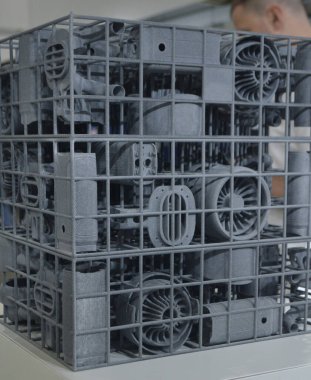 Erimiş plastik baruttan 3 boyutlu yazıcıya yakın plan baskı yapılmış. Erimiş poliyamid tozundan 3 boyutlu yazıcıya basılmış bir model. Yeni modern 3D baskı teknolojisi. Çoklu Jet Füzyon MJF teknolojisi