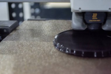 3D yazıcı kapat. Erimiş siyah plastikten nesne yazdırma işlemi için 3D yazıcı çalışıyor. 3D yazıcı, yazıcıdan sıvı plastik akışı ile model oluşturuyor. 3D yazdırma teknolojisi