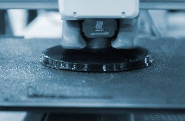3D yazıcı kapat. Erimiş siyah plastikten nesne yazdırma işlemi için 3D yazıcı çalışıyor. 3D yazıcı, yazıcıdan sıvı plastik akışı ile model oluşturuyor. 3D yazdırma teknolojisi